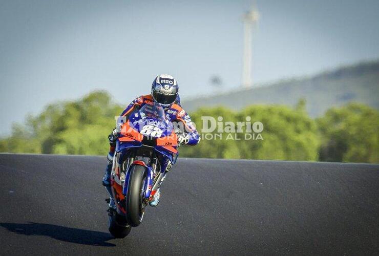 Imagen de Oliveira (KTM) consiguió la victoria en el GP de su país de MotoGP...