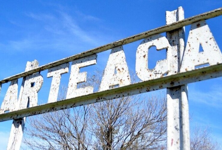 Cerca de las 9 de la mañana, los agentes regresaron al campo y constataron una gran cantidad de botellas y latas en el piso.
