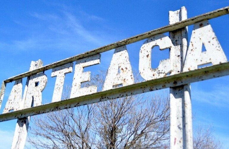 Cerca de las 9 de la mañana, los agentes regresaron al campo y constataron una gran cantidad de botellas y latas en el piso. Cerca de las 9 de la mañana, los agentes regresaron al campo y constataron una gran cantidad de botellas y latas en el piso.