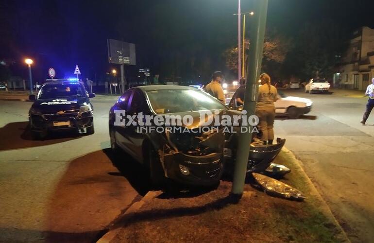 Esper choc&oacute; contra un poste en Independencia y Libertad