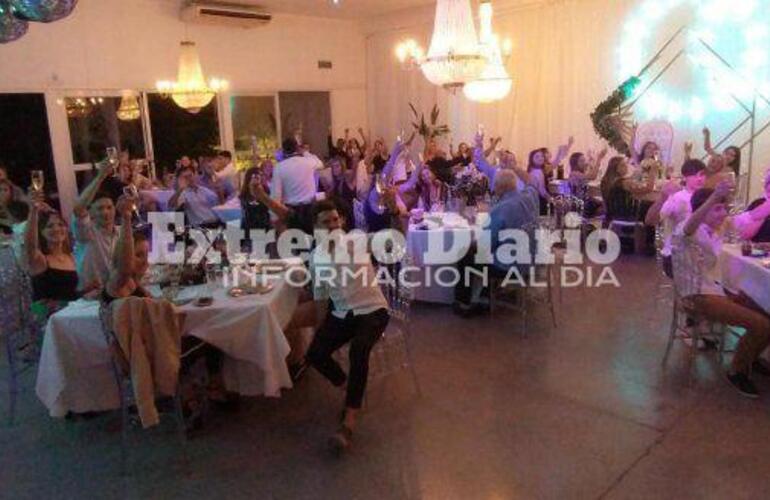 Con menos de cien invitados, solo el treinta por ciento de la ocupaci&oacute;n del sal&oacute;n, ingreso en tandas y horario adaptado de 19.30 a 00.30 horas.