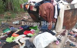 Imagen de Desalmados: Descartaron gran cantidad de ropa y calzado en un volquete