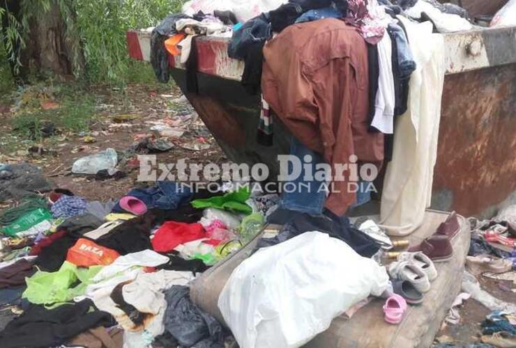 Imagen de Desalmados: Descartaron gran cantidad de ropa y calzado en un volquete