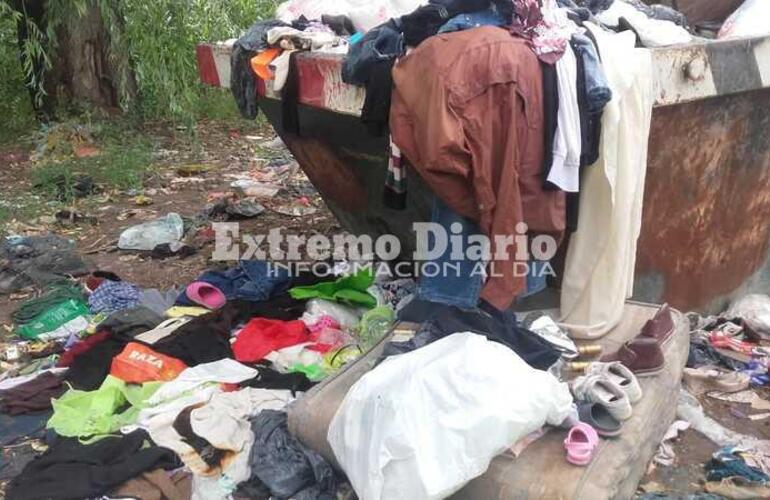 Imagen de Desalmados: Descartaron gran cantidad de ropa y calzado en un volquete