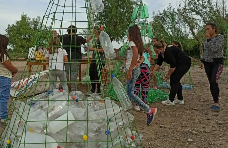 Los vecinos y vecinas colaboran es actividad.