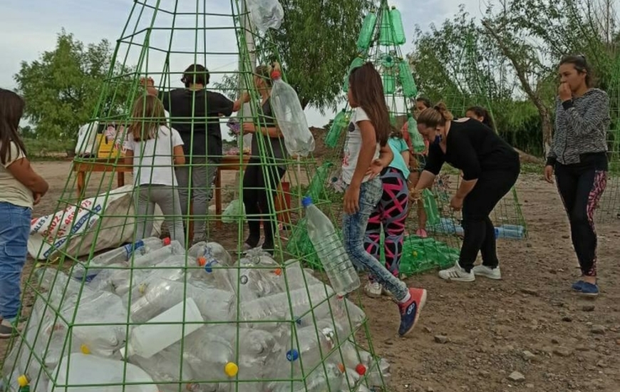 Los vecinos y vecinas colaboran es actividad.