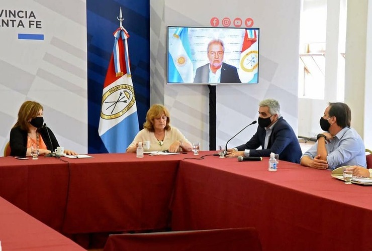 La ministra de Educación junto al rector de la UNR y el Presidente Comunal de General Lagos Esteban Ferri, en una reunión para avanzar con las gestiones.