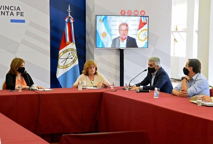 La ministra de Educaci&oacute;n junto al rector de la UNR y el Presidente Comunal de General Lagos Esteban Ferri, en una reuni&oacute;n para avanzar con las gestiones.