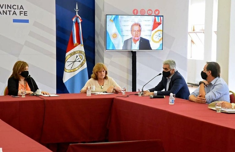 La ministra de Educación junto al rector de la UNR y el Presidente Comunal de General Lagos Esteban Ferri, en una reunión para avanzar con las gestiones.