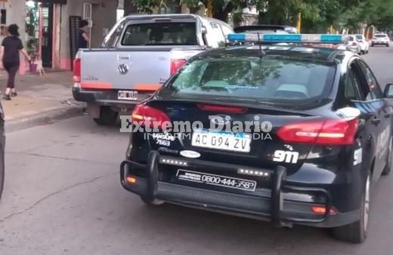 Zona centro. La policía trabajando ayer en el lugar del procedimiento.