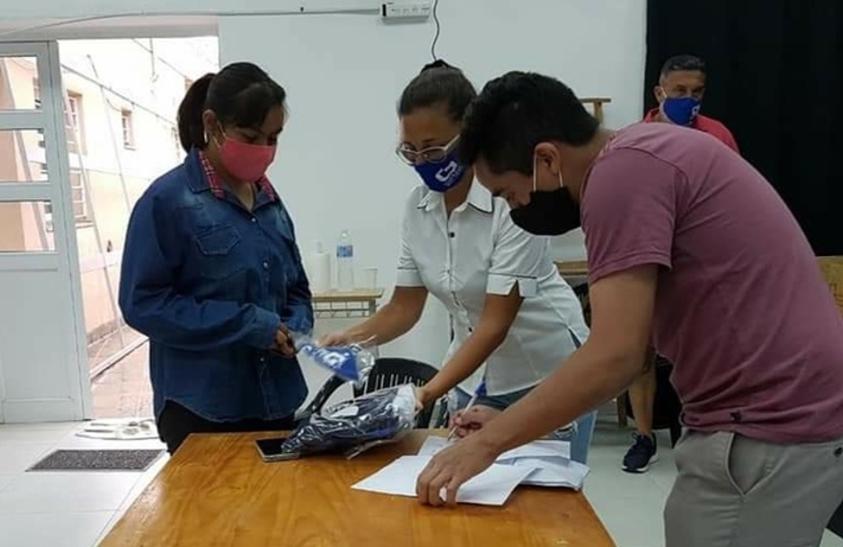 Imagen de La Costa: Entrega de indumentaria a las mujeres que trabajar&aacute;n en la temporada de verano