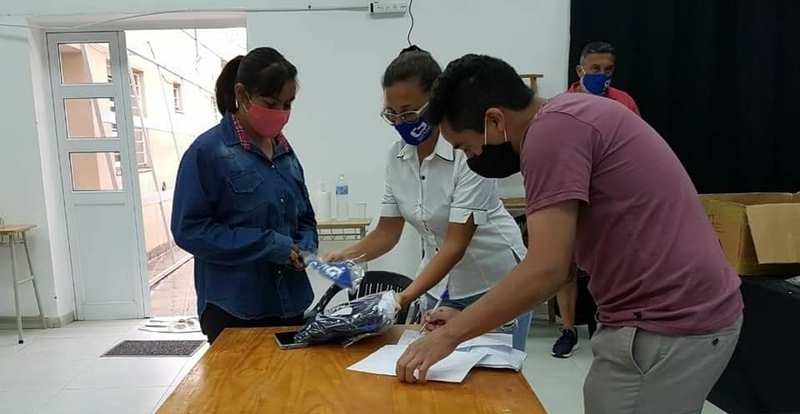 Imagen de La Costa: Entrega de indumentaria a las mujeres que trabajar&aacute;n en la temporada de verano