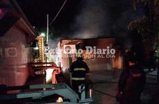 Bomberos trabajan en el lugar.