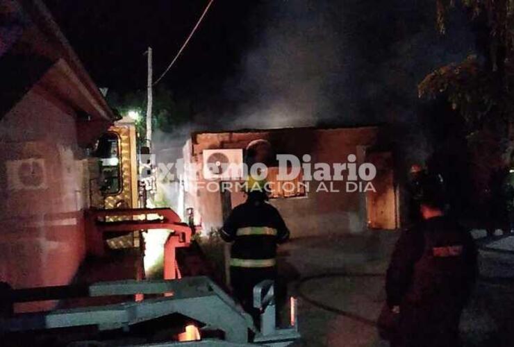 Bomberos trabajan en el lugar.