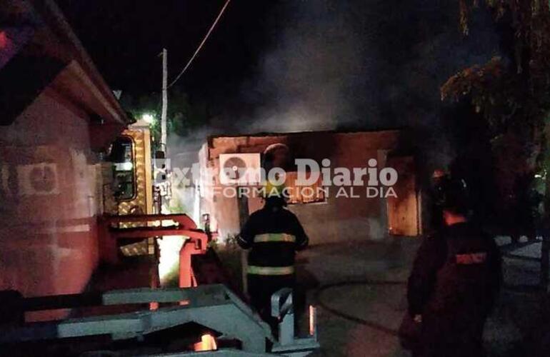 Bomberos trabajan en el lugar.