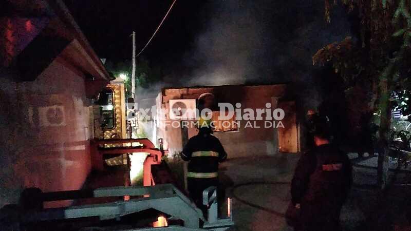 Bomberos trabajan en el lugar.