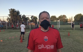 Roque Yasogna, DT de Primera Divisi&oacute;n, en la pr&aacute;ctica de Juveniles.