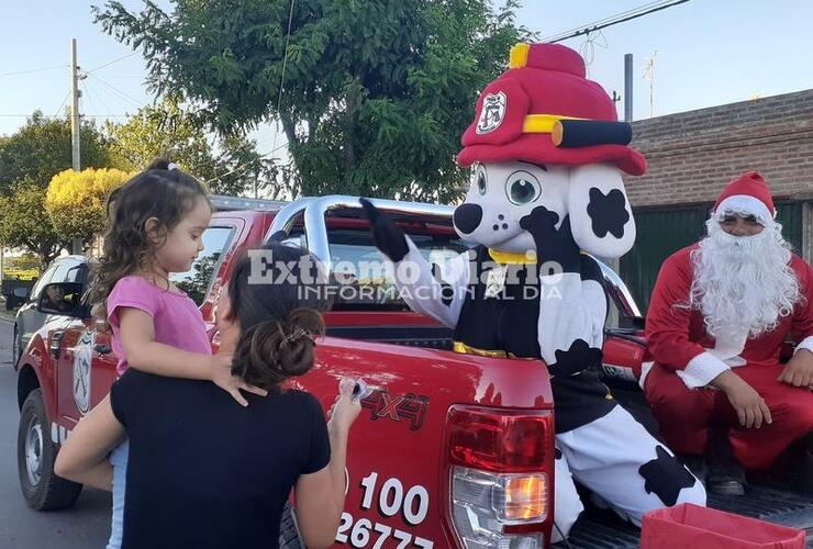 Imagen de Bomberos, Papá Noel y la mascota Hidro recorren Arroyo Seco