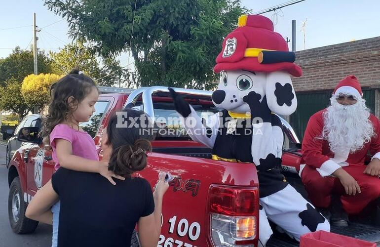 Imagen de Bomberos, Papá Noel y la mascota Hidro recorren Arroyo Seco