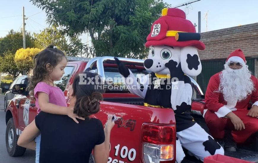 Imagen de Bomberos, Pap&aacute; Noel y la mascota Hidro recorren Arroyo Seco