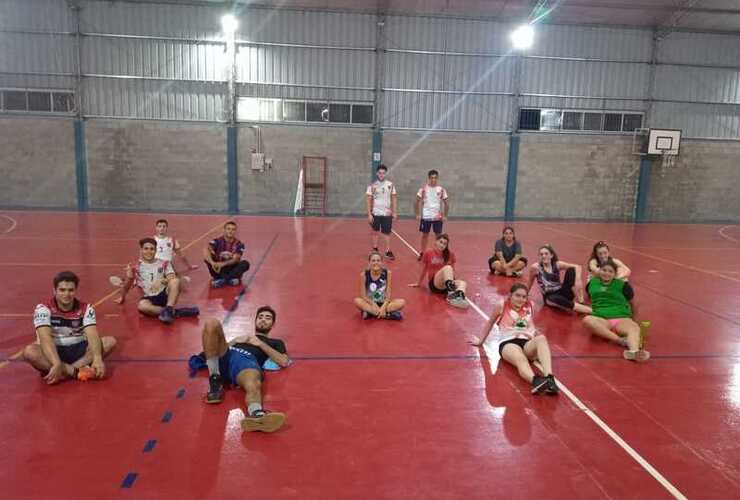 Imagen de El handball femenino y masculino de Talleres, cerró el año, con un entrenamiento mixto