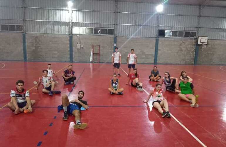 Imagen de El handball femenino y masculino de Talleres, cerró el año, con un entrenamiento mixto