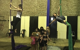 Imagen de Las clases de Acrobacia en Tela de Uni&oacute;n, contin&uacute;an en el verano 2021