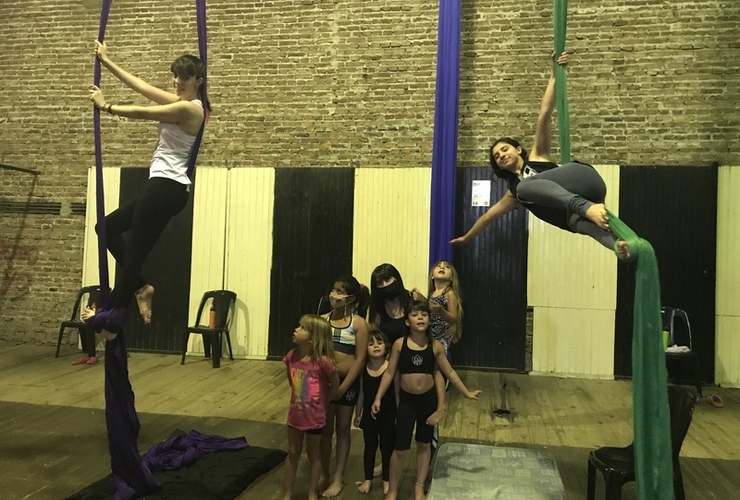 Imagen de Las clases de Acrobacia en Tela de Uni&oacute;n, contin&uacute;an en el verano 2021