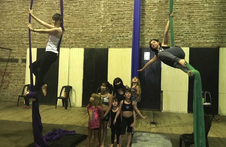 Imagen de Las clases de Acrobacia en Tela de Unión, continúan en el verano 2021