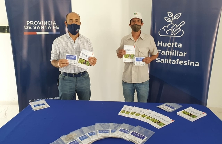 Valentín Mascó del Vivero Comunal participó de la entrega.