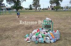 El joven se quedó a limpiar la plaza