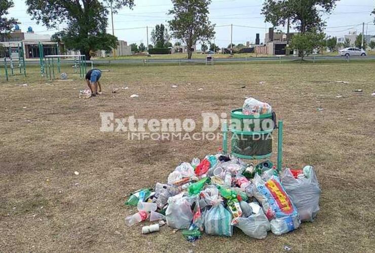 El joven se quedó a limpiar la plaza