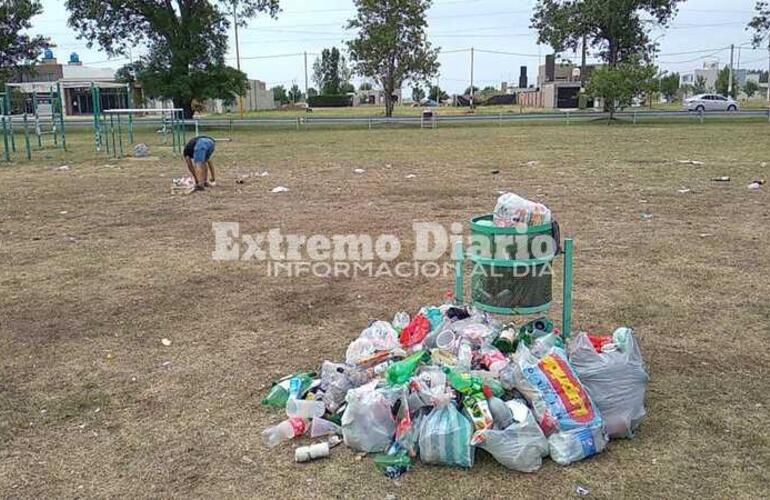 El joven se quedó a limpiar la plaza