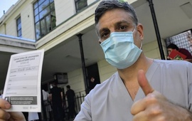 El m&eacute;dico Federico Fiorilli fue uno los primeros cinco profesionales la salud en recibir vacuna contra el coronavirus Hospital Centenario de Rosario. Foto Juan Jos&eacute; Garc&iacute;a