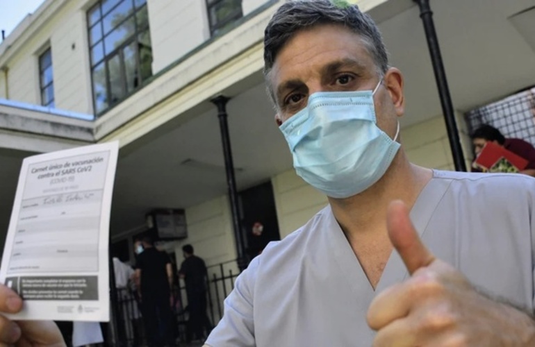 El médico Federico Fiorilli fue uno los primeros cinco profesionales la salud en recibir vacuna contra el coronavirus Hospital Centenario de Rosario. Foto Juan José García