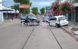 Imagen de M&oacute;vil policial perdi&oacute; el control y choc&oacute; contra autos estacionados