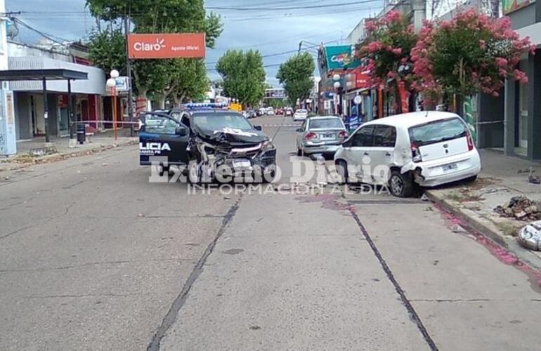 Imagen de Móvil policial perdió el control y chocó contra autos estacionados