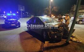 La colisi&oacute;n fue violenta y el frente del coche se incrust&oacute; contra la columna de luz. Foto: Archivo