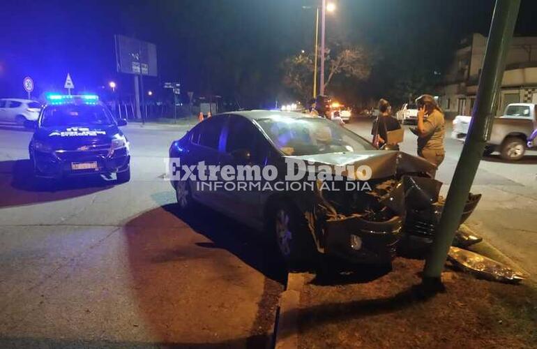 La colisión fue violenta y el frente del coche se incrustó contra la columna de luz. Foto: Archivo