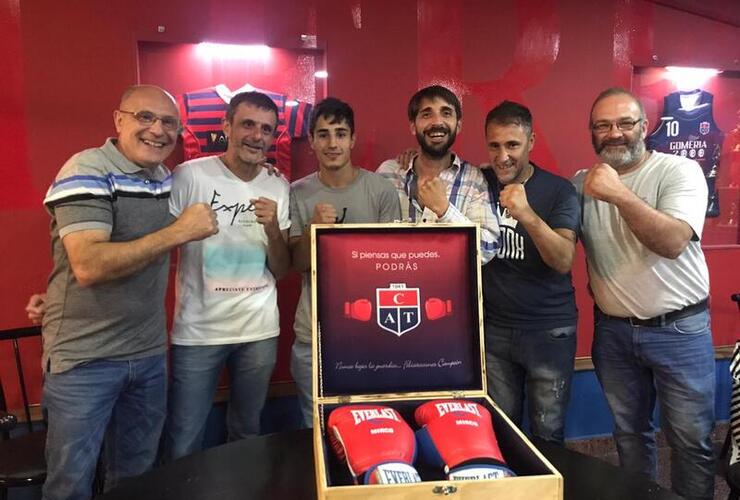 Imagen de La comisión directiva de Talleres, realizó una cena reconocimiento al boxeador Mirco Cuello