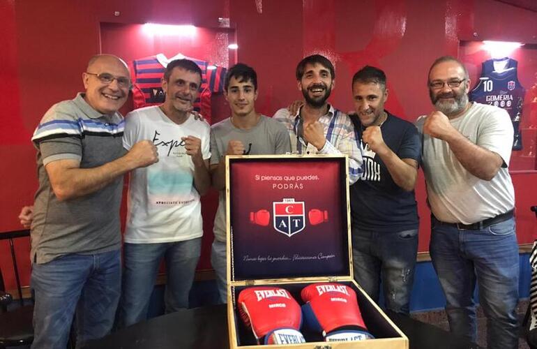 Imagen de La comisión directiva de Talleres, realizó una cena reconocimiento al boxeador Mirco Cuello