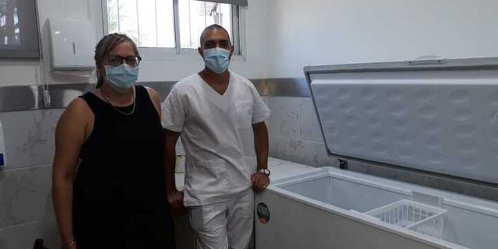 Imagen de Llegó el equipamiento al Hospital N°50 para garantizar la cadena de frío y almacenamiento de la vacuna contra el Covid-19