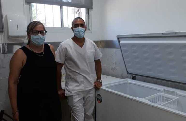 Imagen de Llegó el equipamiento al Hospital N°50 para garantizar la cadena de frío y almacenamiento de la vacuna contra el Covid-19