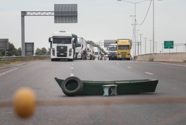 Largas filas de vehículos en inmediaciones al puente Rosario-Victoria. (Alan Monzón / Rosario3)
