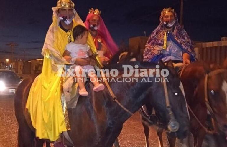 Los reyes montados a caballo recorrieron el pueblo