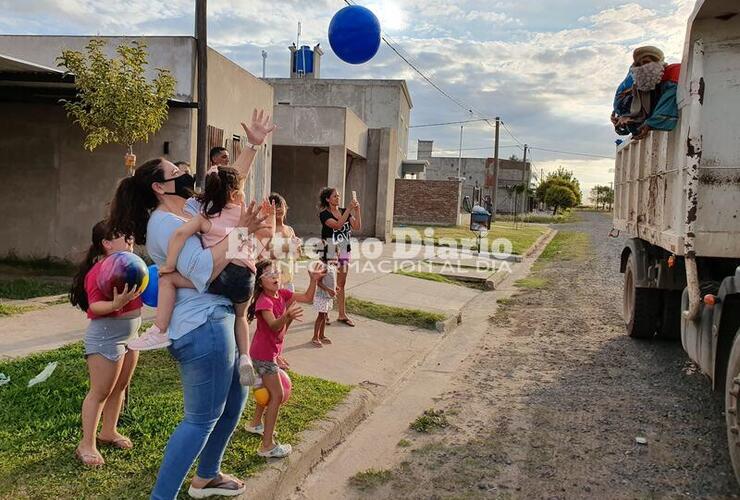 Recorrieron las calles de Fighiera entregando regalos a todos los niños