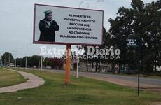 El cartel se encuentra en ruta 21 y calle Cresta