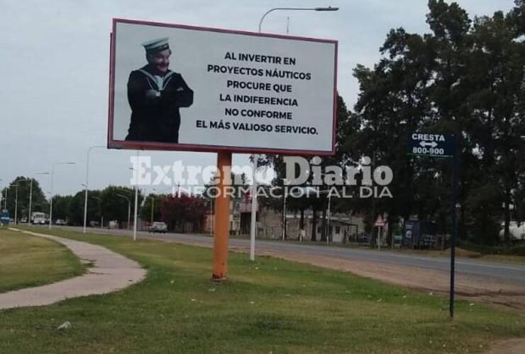 El cartel se encuentra en ruta 21 y calle Cresta