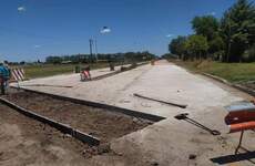 La pavimentación se concretó y ahora avanzan con el resto de la obra.