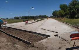 La pavimentaci&oacute;n se concret&oacute; y ahora avanzan con el resto de la obra.